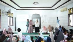 Pj Ketua TP-PKK Aceh Ayu Candra Febiola Nazuar saat memberikan sosialisasi penyuluhan ASI dan Nutrisi Sehat untuk balita dalam kegiatan aksi peduli bakti sosial kesehatan dan kesiapsiagaan bencana di Gampong Lamtutui, Kecamatan Peukan Bada, Aceh Besar, Ahad (22/10)