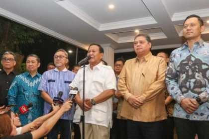 Bakal Cawapres Prabowo Subianto didampingi para ketua umum partai pendukung Koalisi Indonesia Maju mengumumkan secara resmi Gibran Rakabuming sebagai bakal cawapres pendamping Prabowo Subianto di Pilpres 2024, Ahad malam (22/10)