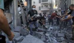 Seorang anak ditemukan dari puing-puing bangunan tempat tinggal yang rata akibat serangan udara Israel, di kamp pengungsi Khan Younis di Jalur Gaza selatan. (Foto: EPA-EFE/HAITHAM IMAD)