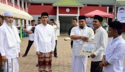 Pj Bupati Aceh Besar Muhammad Iswanto menyerahkan beasiswa santri secara simbolis usai upacara Hari Santri Nasional 2023, di Komplek Dayah Darul Muta'allimin Gampong Meulayo, Kecamatan Blang Bintang, Senin (23/10)