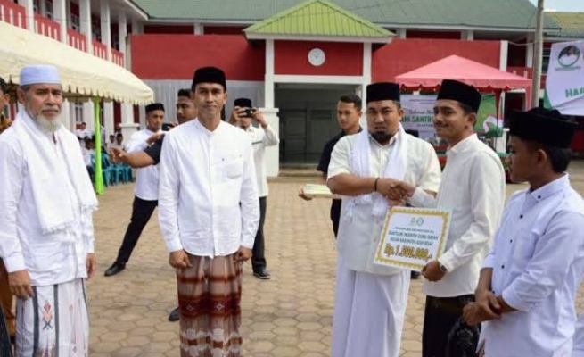 Pj Bupati Aceh Besar Muhammad Iswanto menyerahkan beasiswa santri secara simbolis usai upacara Hari Santri Nasional 2023, di Komplek Dayah Darul Muta'allimin Gampong Meulayo, Kecamatan Blang Bintang, Senin (23/10)