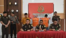 Kajari Bireuen Munawal Hadi SH MH memberikan keterangan terkait penetapan dua tersangka korupsi Dana Simpan Pinjam Kelompok Perempuan (SPP) Program Nasional Pemberdayaan Masyarakat (PNPM) Mandiri Perdesaan, Selasa (24/10)