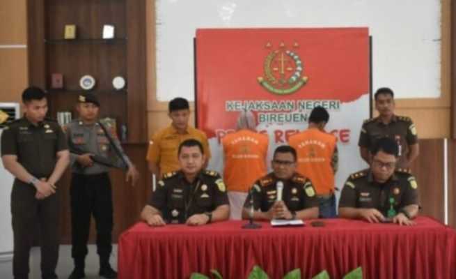Kajari Bireuen Munawal Hadi SH MH memberikan keterangan terkait penetapan dua tersangka korupsi Dana Simpan Pinjam Kelompok Perempuan (SPP) Program Nasional Pemberdayaan Masyarakat (PNPM) Mandiri Perdesaan, Selasa (24/10)
