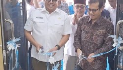 Wamenkominfo Nezar Patria bersama Sekda Aceh Bustami Hamzah memotong pita saat peresmian renovasi Gedung PWI Aceh di kawasan Simpang Lima Banda Aceh, Rabu (25/10)
