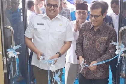 Wamenkominfo Nezar Patria bersama Sekda Aceh Bustami Hamzah memotong pita saat peresmian renovasi Gedung PWI Aceh di kawasan Simpang Lima Banda Aceh, Rabu (25/10)