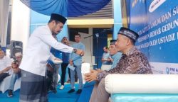 Ketua Umum PWI Pusat Hendry Ch Bangun dan Sekjen Sayid Iskandarsyah saat dipeusijuek di sela acara peringatan Maulid Nabi Muhammad SAW di Kantor PWI Aceh, Rabu (25/10)
