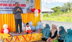 Pj Ketua TP PKK Aceh Ayu Candra Febiola Nazuar didampingi Pj Ketua PKK Aceh Besar Cut Rezky Handayani menyaksikan ayah dari wali murid TK mengikuti kegiatan lomba ayah hebat bercerita di Gampong Neuheun, Kecamatan Masjid Raya, Aceh Besar, Ahad (29/10)