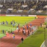 Penonton melakukan pelemparan botol air mineral ke dalam lapangan akibat provokasi pemain PSMS Medan di Stadion Harapan Bangsa Lhong Raya Banda Aceh Sabtu malam (18/11) | INFOACEH.net Penonton melakukan pelemparan botol air mineral ke dalam lapangan akibat provokasi pemain PSMS Medan di Stadion Harapan Bangsa Lhong Raya Banda Aceh Sabtu malam (18/11)