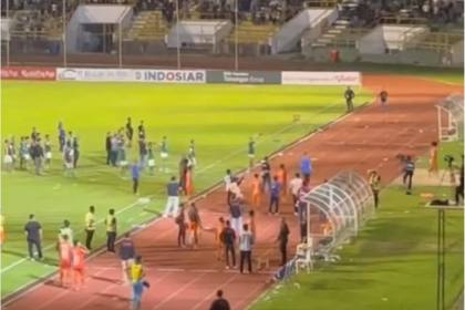 Penonton melakukan pelemparan botol air mineral ke dalam lapangan akibat provokasi pemain PSMS Medan di Stadion Harapan Bangsa Lhong Raya Banda Aceh Sabtu malam (18/11)