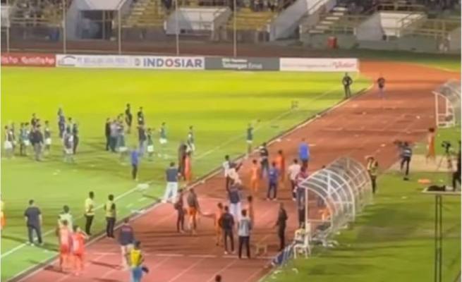 Penonton melakukan pelemparan botol air mineral ke dalam lapangan akibat provokasi pemain PSMS Medan di Stadion Harapan Bangsa Lhong Raya Banda Aceh Sabtu malam (18/11)
