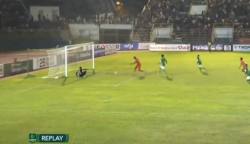 Pemain Persiraja Mahamane Toure saat mencetak gol ke gawang PSMS Medan pada menit 50 yang dianulir oleh wasit