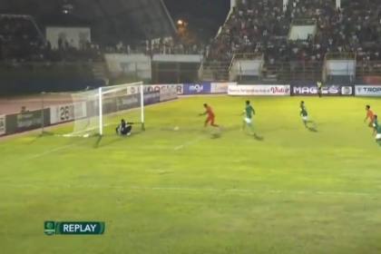Pemain Persiraja Mahamane Toure saat mencetak gol ke gawang PSMS Medan pada menit 50 yang dianulir oleh wasit