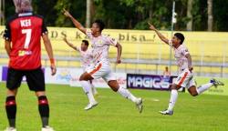Pemain Persiraja Banda Aceh Adam Maulana merayakan gol kedua ke gawang tuan Sada Sumut di Stadion Baharoeddin Siregar Lubuk Pakam Deli Serdang, Sabtu sore (25/11)
