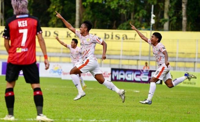 Pemain Persiraja Banda Aceh Adam Maulana merayakan gol kedua ke gawang tuan Sada Sumut di Stadion Baharoeddin Siregar Lubuk Pakam Deli Serdang, Sabtu sore (25/11)