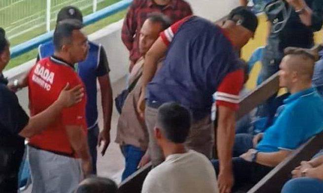 CEO Sada Sumut Arya Sinulingga saat mengusir Presiden Persiraja Nazaruddin Dek Gam di Stadion Baharoeddin Siregar, Lubuk Pakam, Deli Serdang, Sabtu sore (25/11)