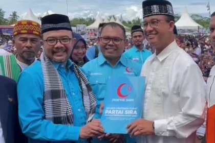 Ketua MTP Partai SIRA Muhammad Nazar menyerahkan surat dukungan resmi langsung kepada bakal calon presiden Anies Baswedan di Lapangan Bumi Gas, Tanah Luas, Aceh Utara, Rabu (1/11/2023)