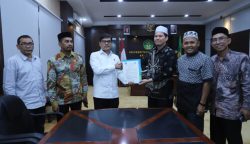 IAI Al-Aziziyah Samalanga Bireuen menjalin kerja sama dengan UIN Ar-Raniry, ditandai dengan penandatanganan MoU di ruang Rektor UIN Ar-Raniry, Senin (30/10)