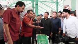 Pj Bupati Aceh Besar Muhammad Iswanto bersama Ketua KPA Muzakir Manaf atau Mualem meninjau Pabrik Pupuk Magnesium di Gampong Lam Ara Tunong, Kecamatan Kuta Malaka, Kamis (2/11)