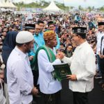 Ketua Umum PAS Aceh Tgk Bulqaini Tanjungan menyerahkan surat dukungan kepada Calon Presiden Anies Baswedan, Rabu (1/11) di Lapangan Bumi Gas, Tanah Luas Aceh Utara