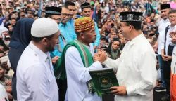 Ketua Umum PAS Aceh Tgk Bulqaini Tanjungan menyerahkan surat dukungan kepada Calon Presiden Anies Baswedan, Rabu (1/11) di Lapangan Bumi Gas, Tanah Luas Aceh Utara