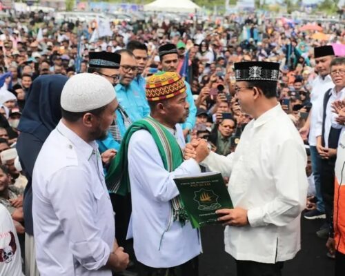 Ketua Umum PAS Aceh Tgk Bulqaini Tanjungan menyerahkan surat dukungan kepada Calon Presiden Anies Baswedan, Rabu (1/11) di Lapangan Bumi Gas, Tanah Luas Aceh Utara