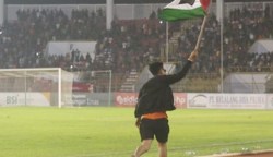 Penonton membawa dan mengibarkan bendera Palestina saat laga Persiraja Banda Aceh Vs Semen Padang di Stadion Harapan Bangsa Lhong Raya Banda Aceh pada 21 Oktober lalu