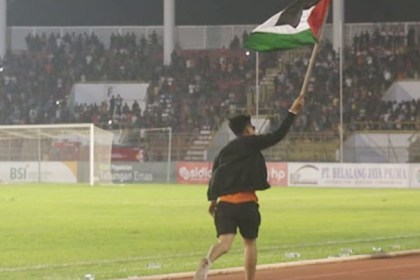 Penonton membawa dan mengibarkan bendera Palestina saat laga Persiraja Banda Aceh Vs Semen Padang di Stadion Harapan Bangsa Lhong Raya Banda Aceh pada 21 Oktober lalu