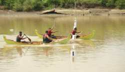 Auliaur Rahman bersama rekannya Harold Monim berhasil membawa Aceh Besar meraih juara satu Lomba Kayoh Jaloe PKA Ke-8 di Krueng Lamnyong, Banda Aceh, Senin (6/11)