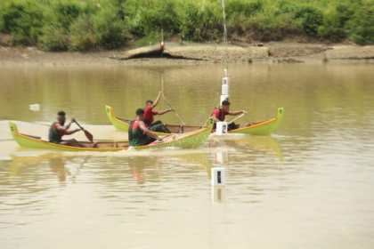 Auliaur Rahman bersama rekannya Harold Monim berhasil membawa Aceh Besar meraih juara satu Lomba Kayoh Jaloe PKA Ke-8 di Krueng Lamnyong, Banda Aceh, Senin (6/11)