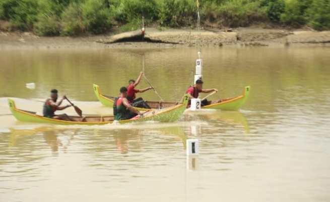 Auliaur Rahman bersama rekannya Harold Monim berhasil membawa Aceh Besar meraih juara satu Lomba Kayoh Jaloe PKA Ke-8 di Krueng Lamnyong, Banda Aceh, Senin (6/11)