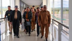 Sekda Aceh Bustami Hamzah bersama Kepala Inspektorat Aceh Jamaluddin menyambut kedatangan Ketua KPK Firli Bahuri beserta rombongan, di ruang VIP Bandara SIM Blang Bintang, Aceh Besar, Selasa (7/11)