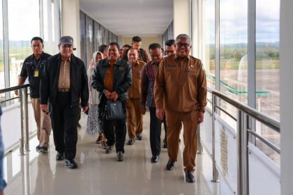 Sekda Aceh Bustami Hamzah bersama Kepala Inspektorat Aceh Jamaluddin menyambut kedatangan Ketua KPK Firli Bahuri beserta rombongan, di ruang VIP Bandara SIM Blang Bintang, Aceh Besar, Selasa (7/11)
