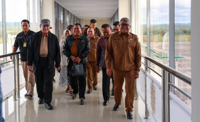 Sekda Aceh Bustami Hamzah bersama Kepala Inspektorat Aceh Jamaluddin menyambut kedatangan Ketua KPK Firli Bahuri beserta rombongan, di ruang VIP Bandara SIM Blang Bintang, Aceh Besar, Selasa (7/11)