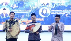 Wakil Rektor I Bidang Akademik dan Kelembagaan UIN Ar-Raniry Prof Dr Muhammad Yasir Yusuf MAg didampingi Dekan FEBI UIN Ar-Raniry Prof Dr Hafas Furqani MEc saat membuka Festival Investasi Ar-Raniry, Kamis (9/11)