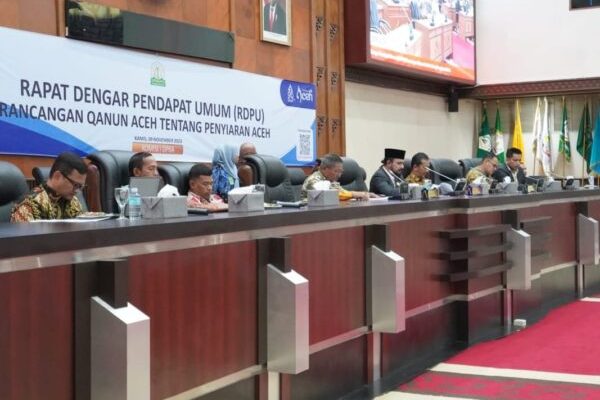 Komisi I DPRA menggelar RDPU Rancangan Qanun Aceh tentang Penyiaran Aceh di Gedung Utama DPRA, Kamis (9/11)