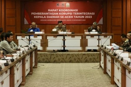 Sekda Aceh Bustami Hamzah bersama Wakil Ketua DPRA Dalimi dan para Pj Bupati/Wali Kota se-Aceh, mengikuti Rapat Koordinasi Pemberantasan Korupsi Terintegrasi Kepala Daerah se-Aceh tahun 2023 yang dipimpin Ketua KPK Firli Bahuri di Gedung Serbaguna Kantor Gubernur Aceh, Kamis (9/10)