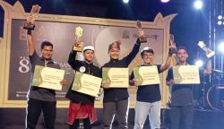 Seniman Aceh Besar M Nur Lamnga menjadi juara pertama pada Lomba Mengarang dan Baca Hikayat PKA ke-8 di Kompleks Taman Budaya Kota Banda Aceh, Jum'at siang (10/11)