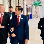 Presiden Turki Recep Tayyip Erdogan menggandeng erat tangan Presiden Indonesia Joko Widodo (Jokowi) saat hendak melakukan pertemuan bilateral di Riyadh, Arab Saudi, Sabtu (11/11)