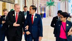 Presiden Turki Recep Tayyip Erdogan menggandeng erat tangan Presiden Indonesia Joko Widodo (Jokowi) saat hendak melakukan pertemuan bilateral di Riyadh, Arab Saudi, Sabtu (11/11)