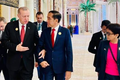 Presiden Turki Recep Tayyip Erdogan menggandeng erat tangan Presiden Indonesia Joko Widodo (Jokowi) saat hendak melakukan pertemuan bilateral di Riyadh, Arab Saudi, Sabtu (11/11)
