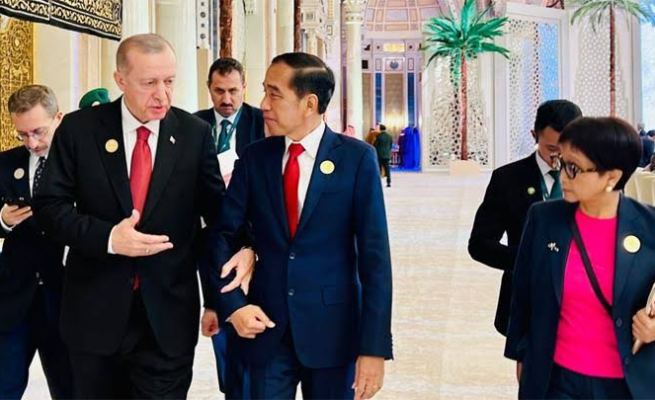 Presiden Turki Recep Tayyip Erdogan menggandeng erat tangan Presiden Indonesia Joko Widodo (Jokowi) saat hendak melakukan pertemuan bilateral di Riyadh, Arab Saudi, Sabtu (11/11)