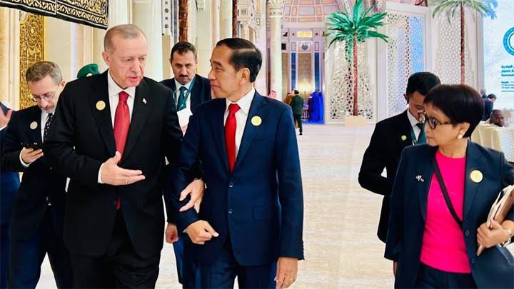 Presiden Turki Recep Tayyip Erdogan menggandeng erat tangan Presiden Indonesia Joko Widodo (Jokowi) saat hendak melakukan pertemuan bilateral di Riyadh, Arab Saudi, Sabtu (11/11) | INFOACEH.net Presiden Turki Recep Tayyip Erdogan menggandeng erat tangan Presiden Indonesia Joko Widodo (Jokowi) saat hendak melakukan pertemuan bilateral di Riyadh, Arab Saudi, Sabtu (11/11)
