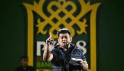 Kadisbudpar Aceh Almuniza Kamal memberikan sambutan pada malam penutupan PKA-8 di Panggung Utama Taman Sulthanah Safiatuddin, Banda Aceh, Ahad (12/11)