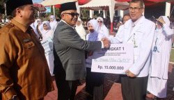 Sekda Aceh Bustami Hamzah didampingi Kadis Kesehatan Aceh dr Munawar SpOG menyerahkan penghargaan kepada tenaga kesehatan pada peringatan HKN ke-59 di Kantor Gubernur Aceh, Senin (13/11)