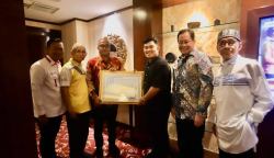 Ketua YARA Safaruddin memberikan piagam penghargaan kepada Kadisbudpar Aceh Almuniza Kamal atas kesuksesan penyelenggaraan PKA ke-8