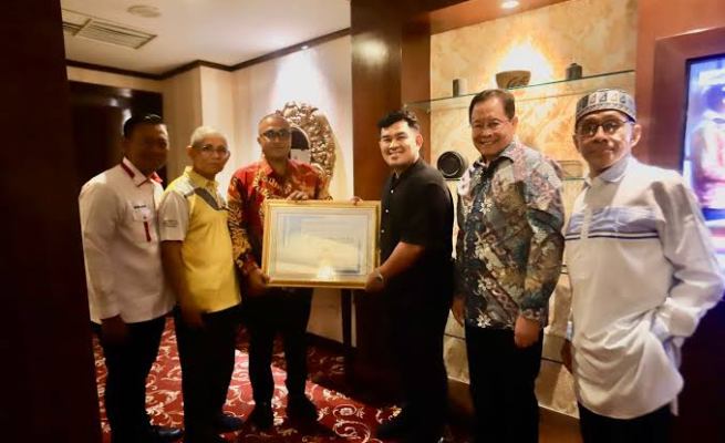 Ketua YARA Safaruddin memberikan piagam penghargaan kepada Kadisbudpar Aceh Almuniza Kamal atas kesuksesan penyelenggaraan PKA ke-8
