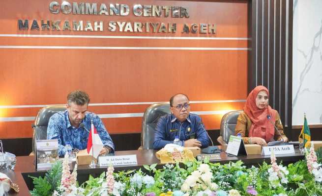 Wakil Dubes Australia untuk Indonesia Stephen Scott mengunjungi Mahkamah Syar’iyah Aceh, disambut Wakil Ketua Mahkamah Syar’iyah Aceh Dr Darmansyah Hasibuan SH MH di ruang Command Center, Selasa siang, 14 November 2023. (Foto: Mahkamah Syar'iyah Aceh)