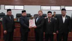 Pj Bupati Aceh Besar Muhammad Iswanto menyampaikan Pengantar Nota Keuangan RAPBK Aceh Besar TA 2024 kepada Ketua DPRK Aceh Besar Iskandar Ali di Gedung DPRK Aceh Besar, Kota Jantho, Selasa (21/11)