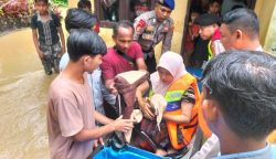 Proses evakuasi warga yang terjebak banjir di Kabupaten Aceh Barat, Selasa (21/11)