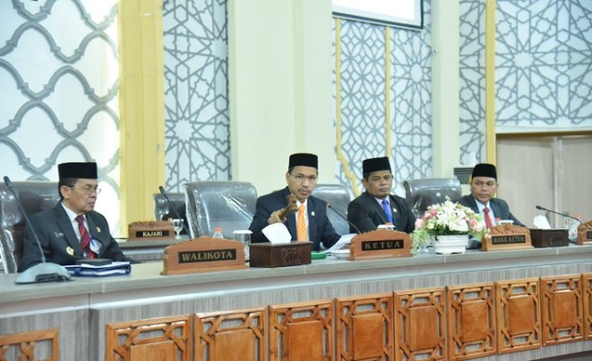 Ketua DPRK Banda Aceh Farid Nyak Umar didampingi Pj Wali Kota Banda Aceh Amiruddin mengetok palu pengesahan APBK Banda Aceh Tahun 2024 sebesar Rp 1.293.483.036.666 dalam rapat paripurna, Rabu (22/11)
